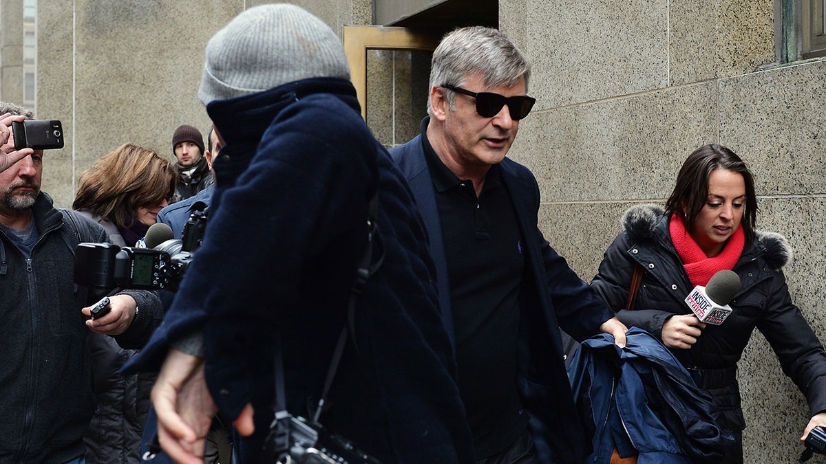 Alec Baldwin abandona el Tribunal Penal de Manhattan tras testificar contra la acosadora Genevieve Sabourin el 12 de noviembre de 2013, en Nueva York.