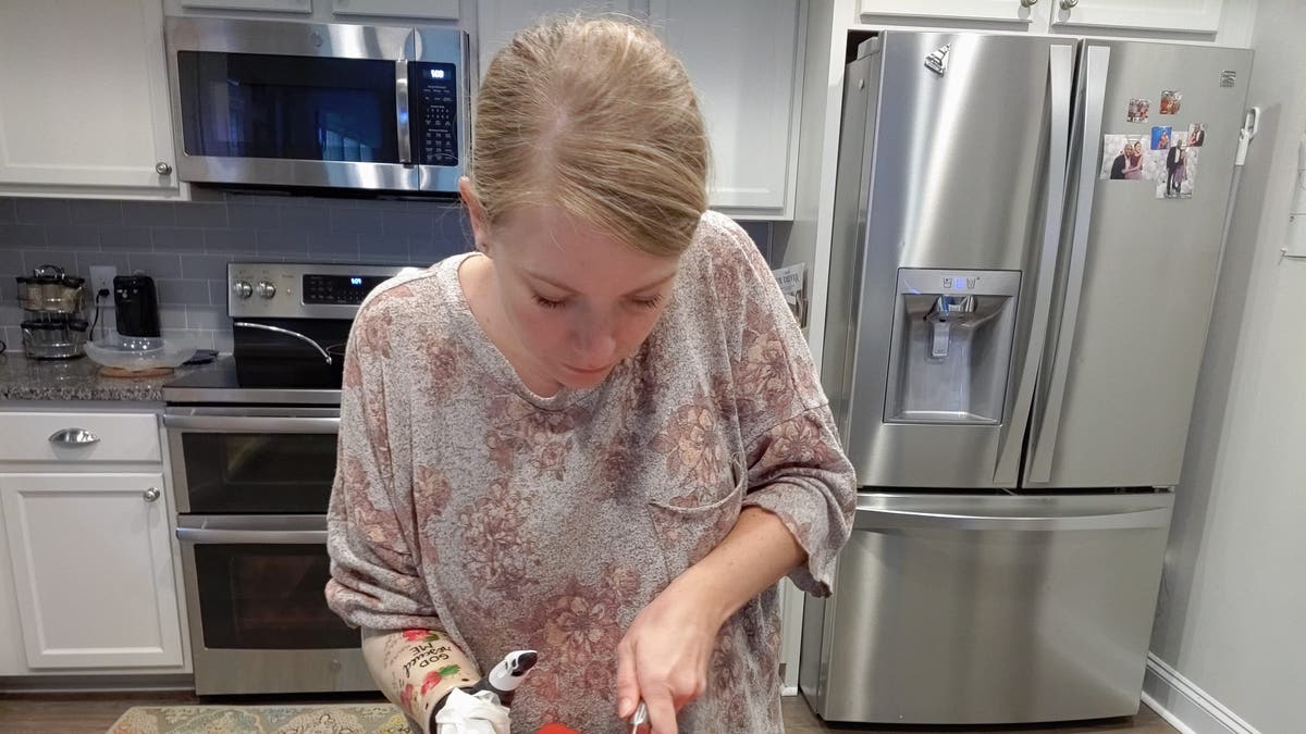 Tiffany Johnson está cocinando mientras se adapta a su vida sin su brazo derecho.