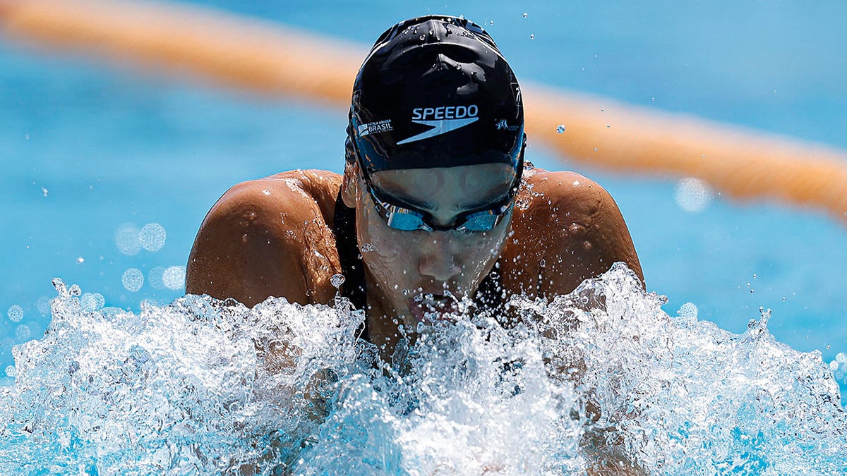 Ana Carolina Vieira swims