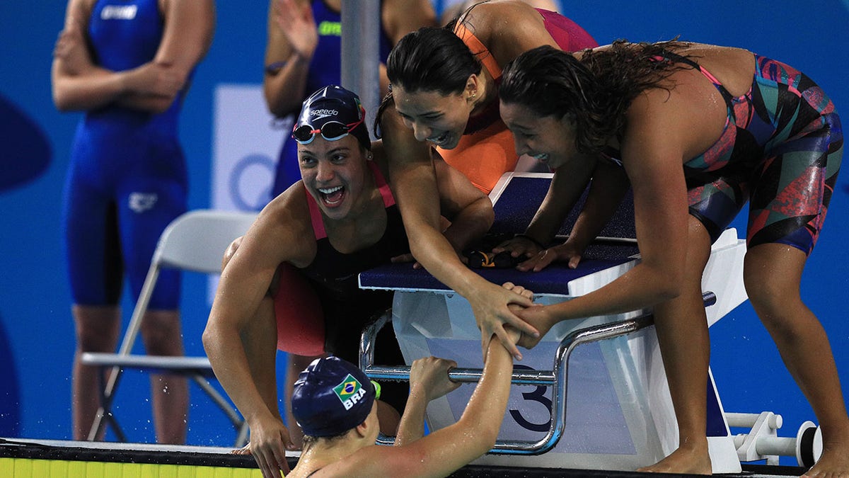 Fernanda de Goeij celebrates with teammates