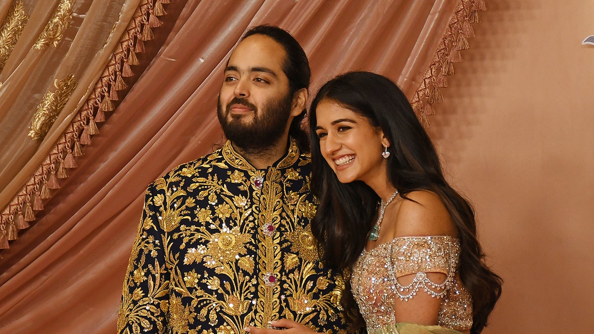 Anant Ambani (hijo del empresario indio Mukesh Ambani) y su prometida Radhika Merchant posando juntos