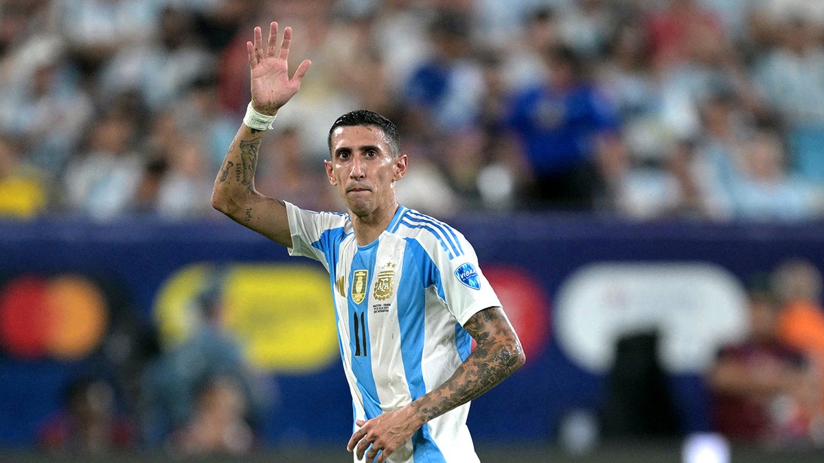 Ángel Di María acknowledges crowd