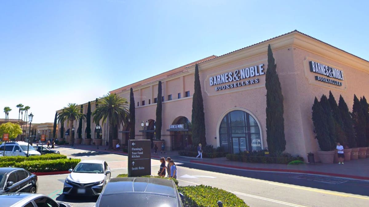 Una imagen exterior de Barnes & Noble en Newport Beach