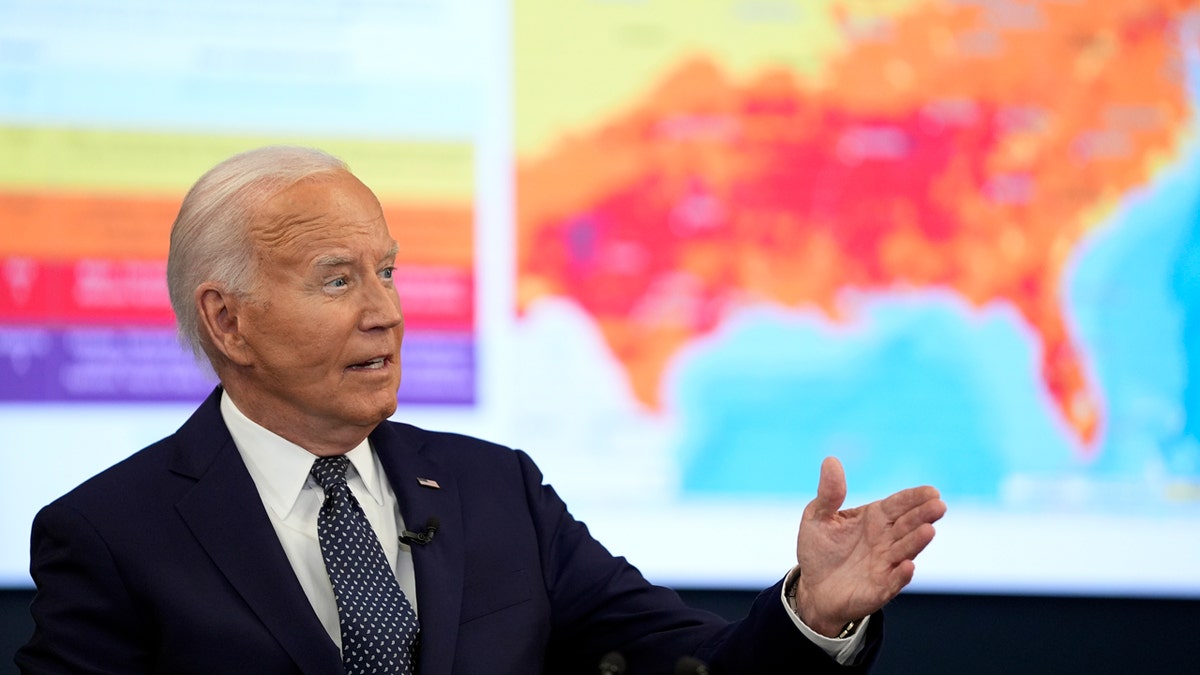 O presidente Joe Biden gesticula em frente a um mapa de calor dos Estados Unidos no Centro de Operações de Emergência de DC.