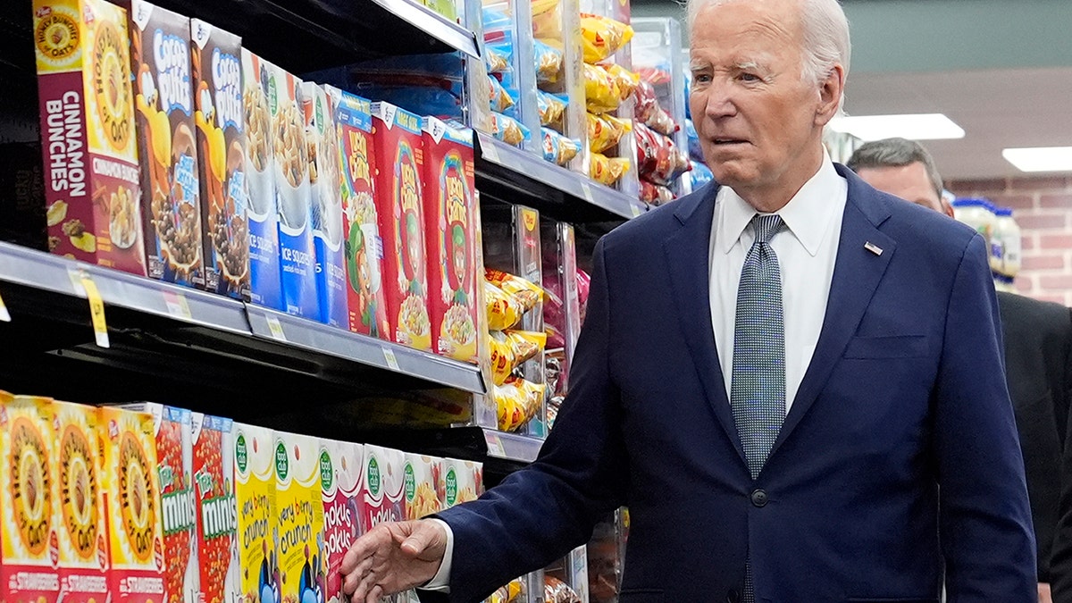 Biden walks in grocery store