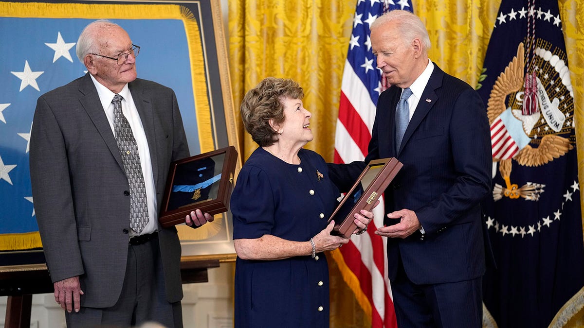 El presidente Biden entrega la Medalla de Honor a Theresa Chandler, tataranieta del soldado George D. Wilson.