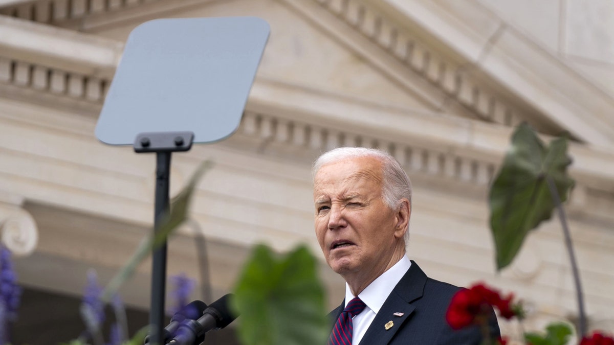 Biden uses a teleprompter