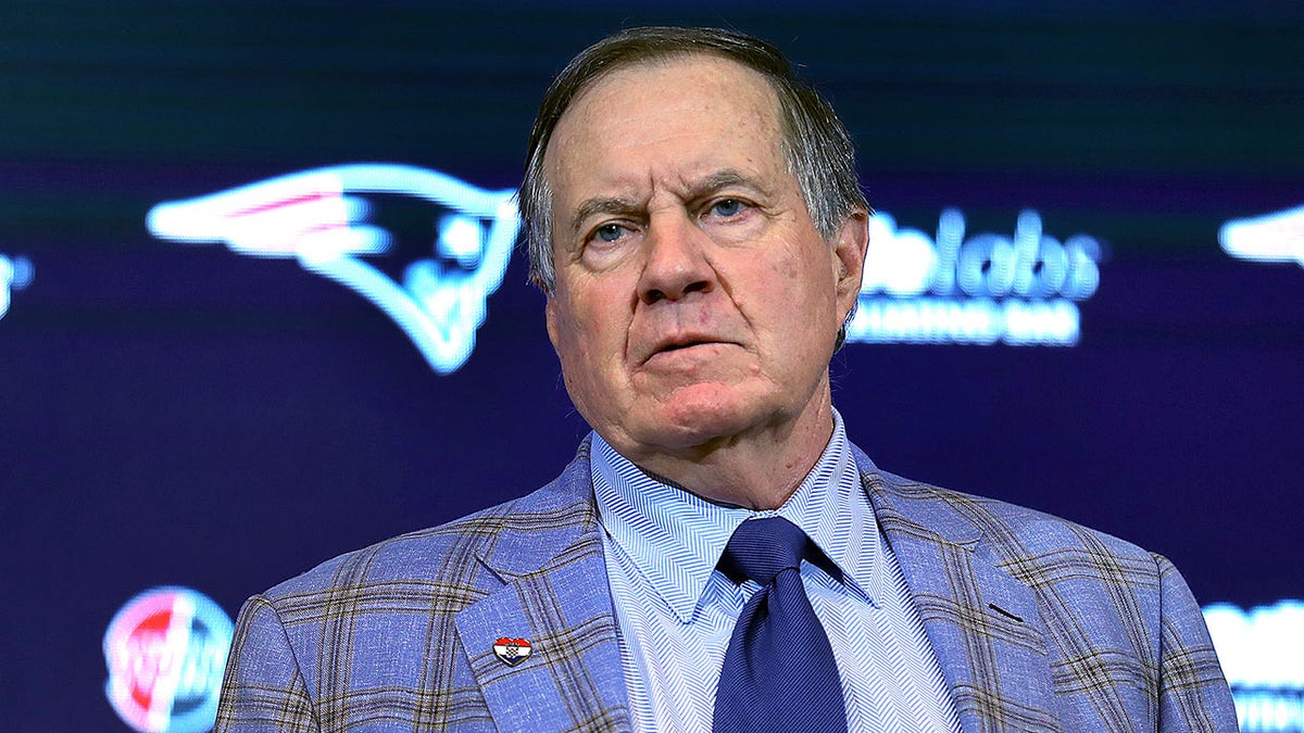 Bill Belichick muhabirlere konuşuyor