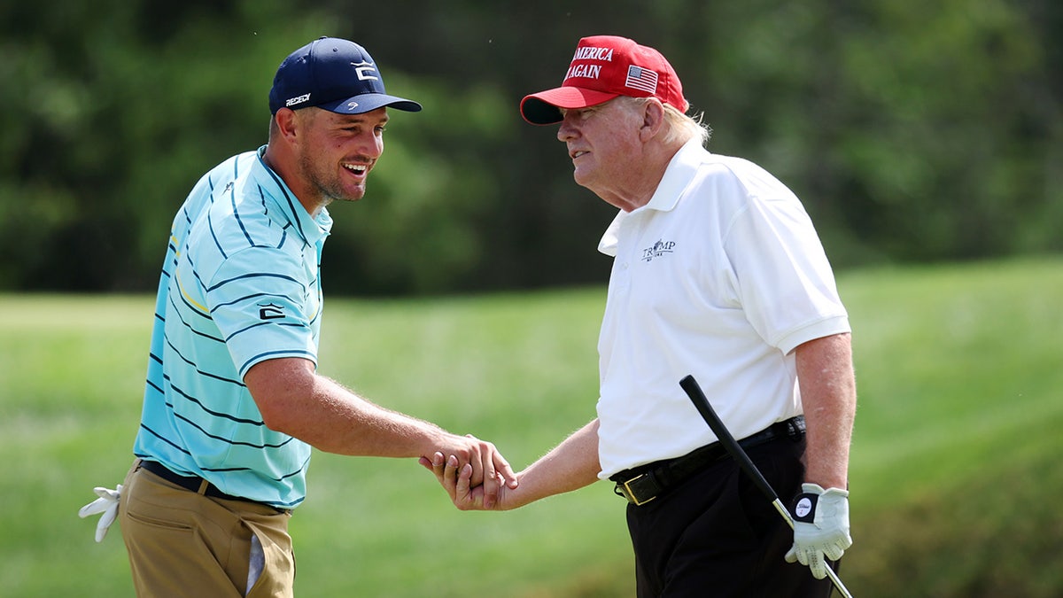 Bryson DeChambeau dan Donald Trump berjabat tangan