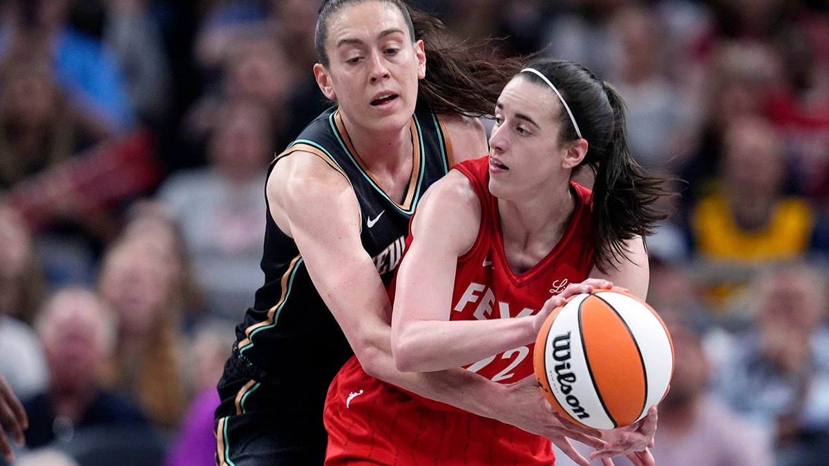 Caitlin Clark nói đùa rằng 'không ai liên lạc' sau cú đúp ba lịch sử của  WNBA - Tin Mới