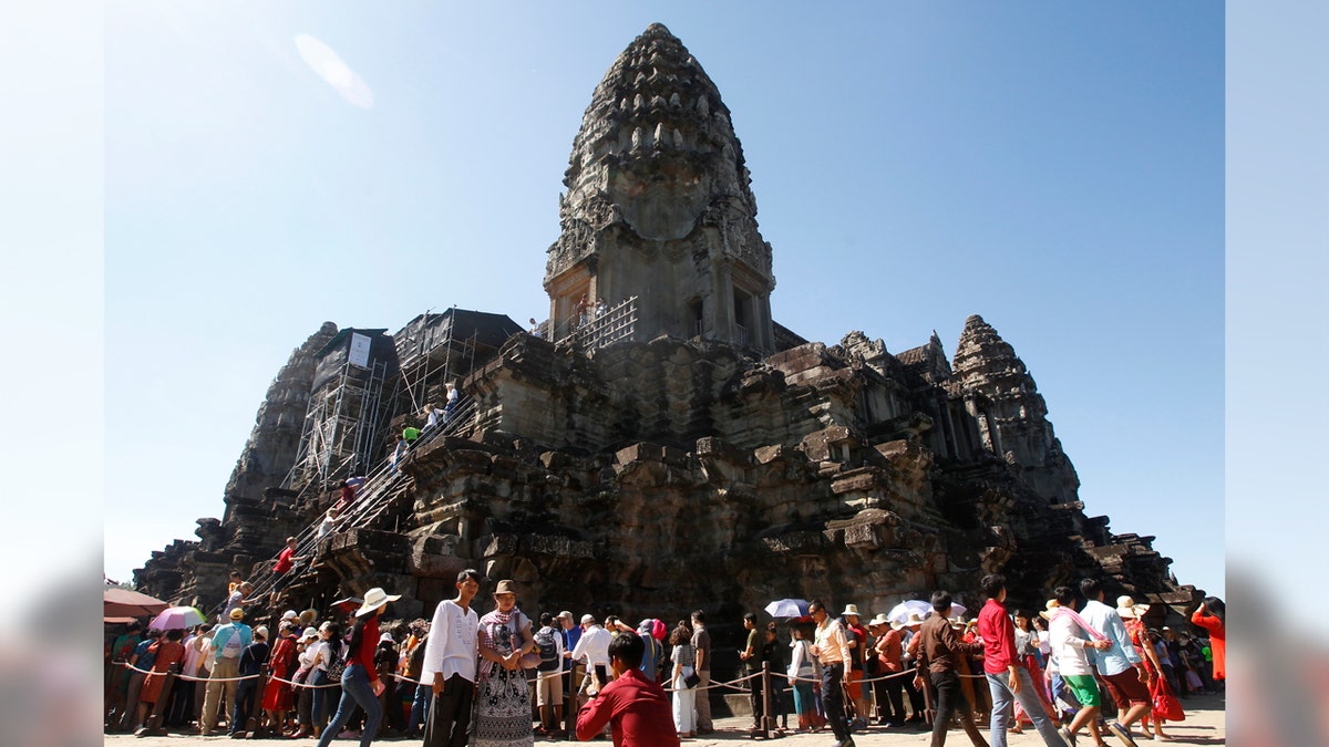 Tourists line up at Angkor Wat temple