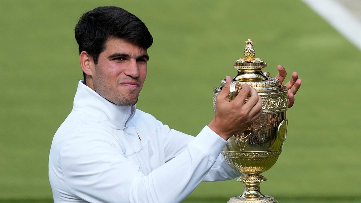 Carlos Alcaraz sostiene el trofeo