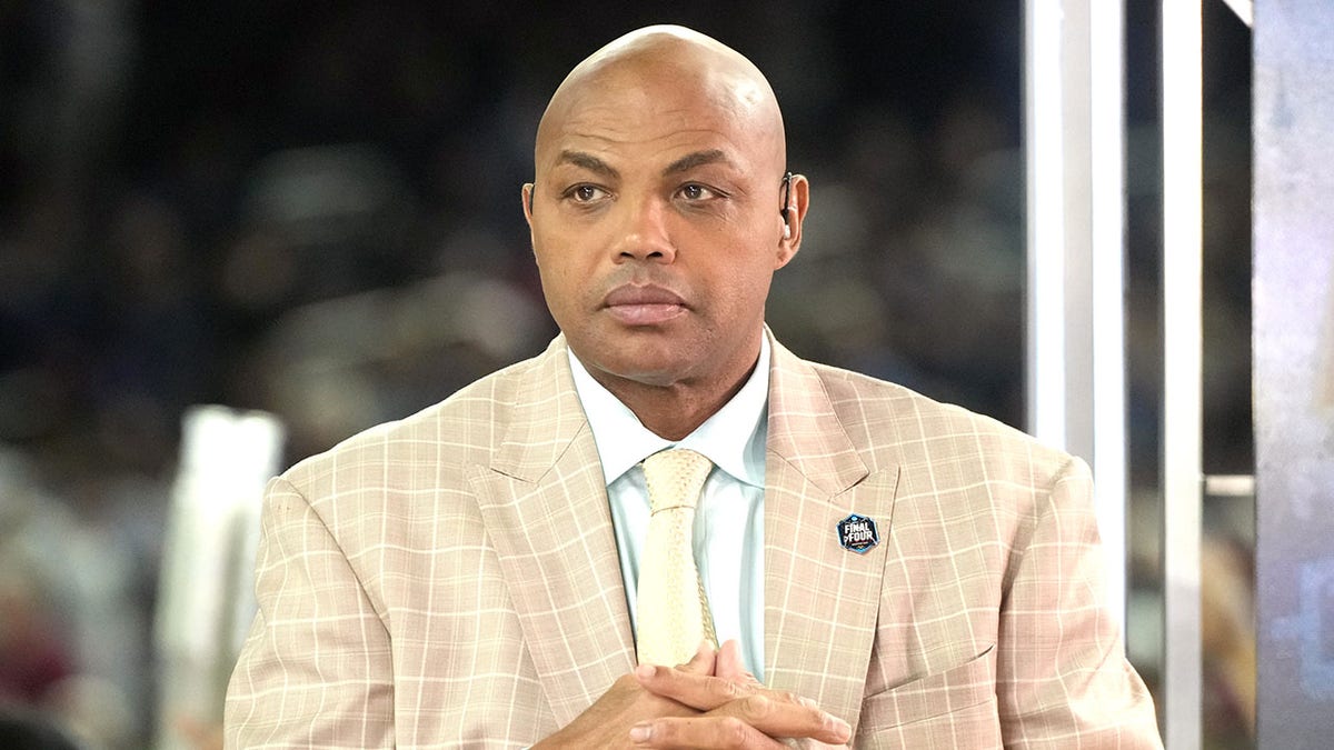 Charles Barkley observa