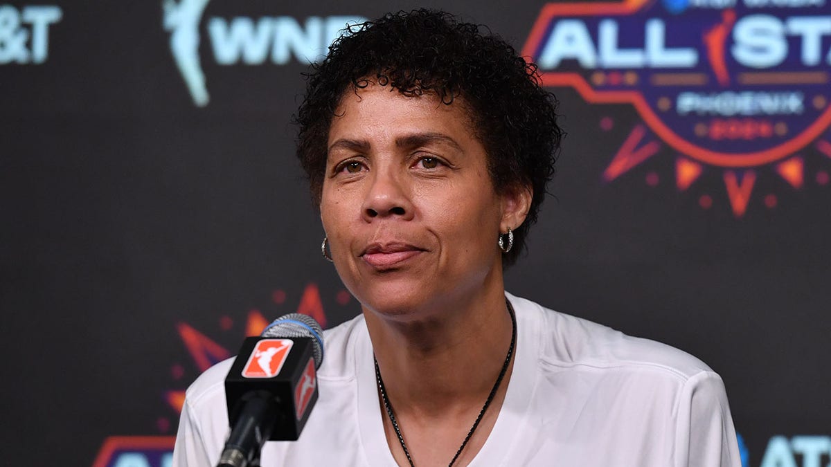 Cheryl Miller talks to the reporters