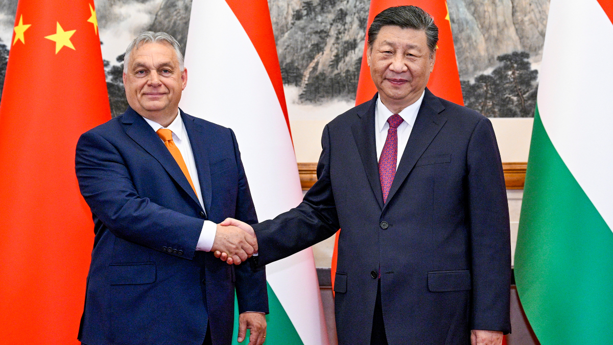 Viktor Orban, a la izquierda, estrecha la mano del presidente chino Xi Jinping