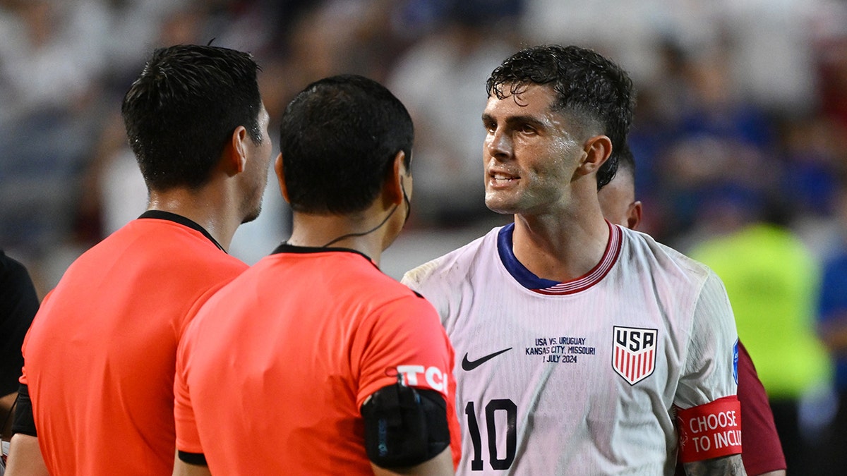 Christian Pulisic talks to referees