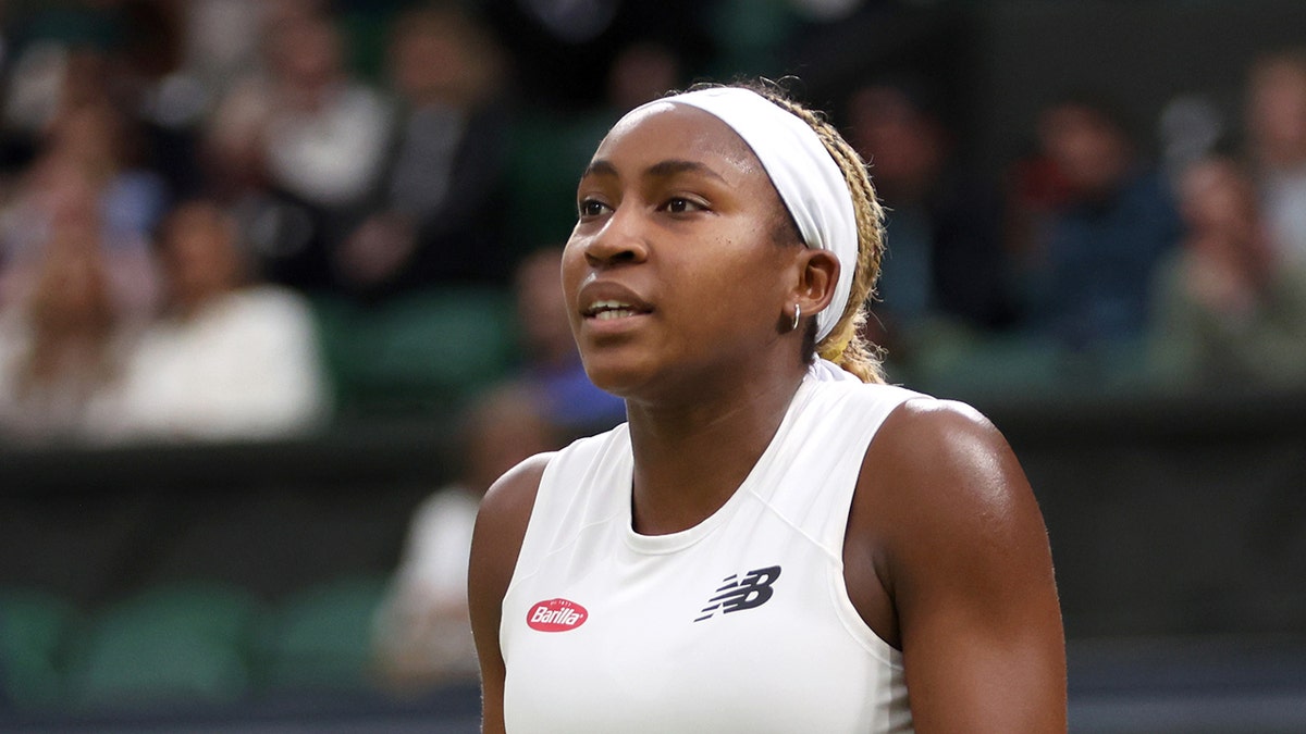 Coco Gauff reacciona en la pista