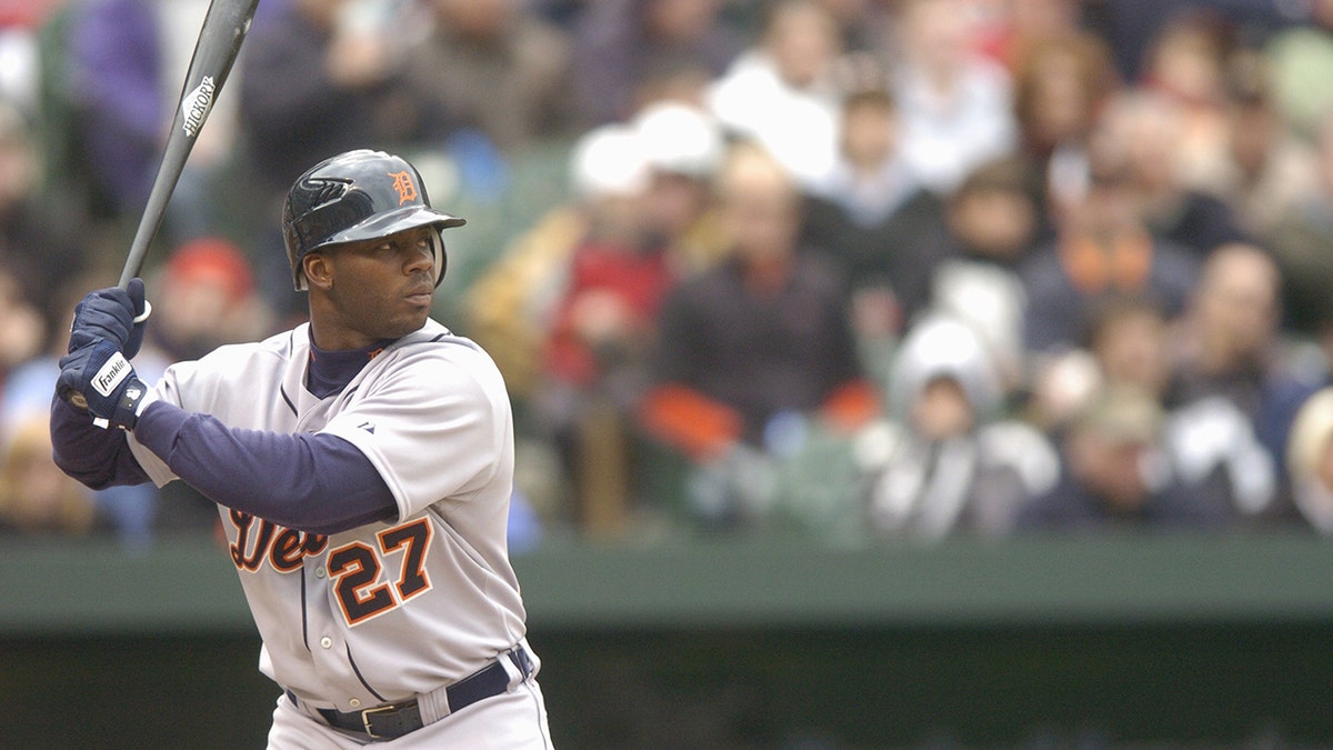 Craig Monroe batea durante un partido de béisbol