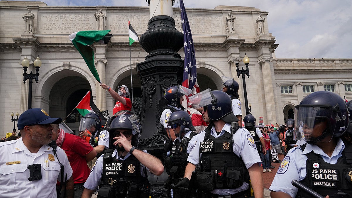 La policía custodia la bandera estadounidense en Union Station