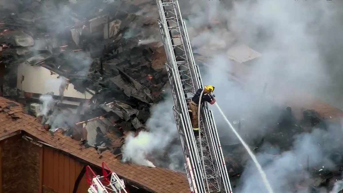 Bombero extingue el incendio de una iglesia desde arriba mediante una escalera