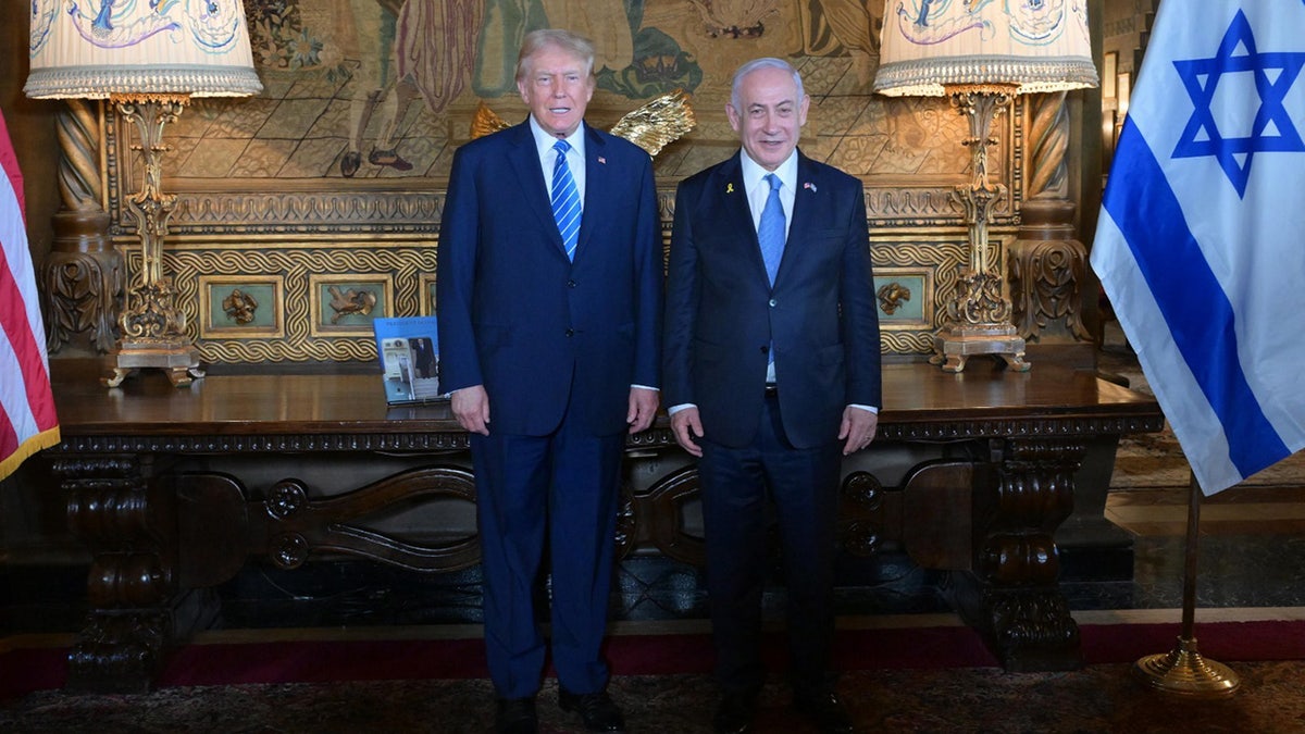 Donald Trump poses for a photograph pinch Israeli Prime Minister Benjamin Netanyahu