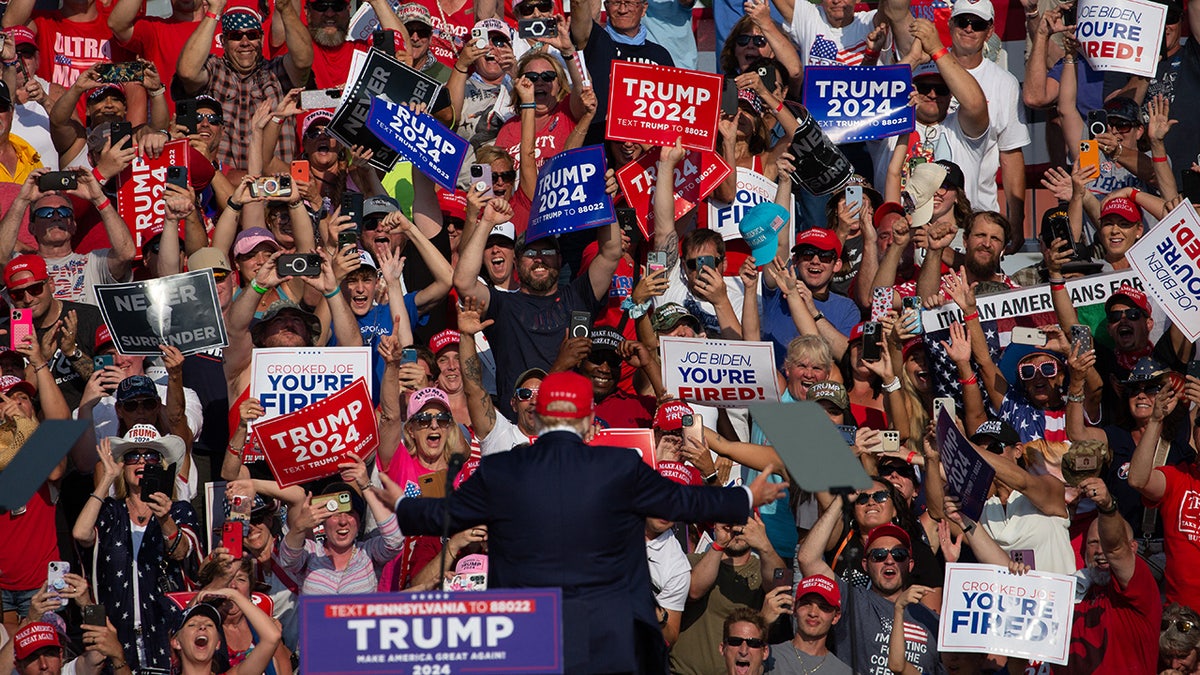 Donald Trump saluda a la multitud durante un acto de campaña en Butler Farm Show Inc.