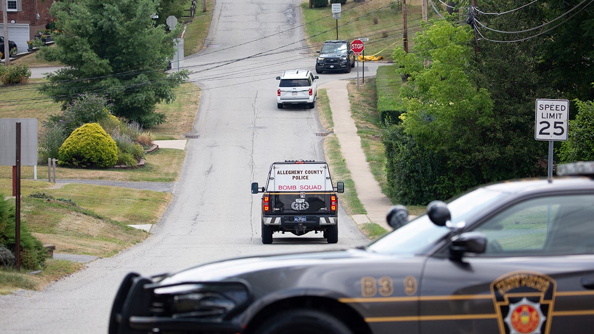 Un vehículo de la brigada antibombas de la policía del condado de Allegheny se dirige hacia la casa de Thomas Matthew Crooks