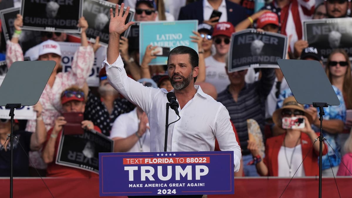 Donald Trump Jr. habla ante su padre en un mitin de campaña en el Trump National Doral Miami, el martes 9 de julio de 2024, en Florida.