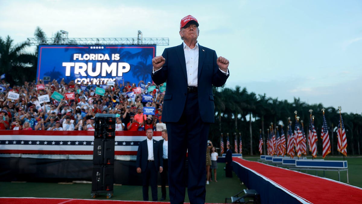 El ex presidente Donald Trump en el escenario