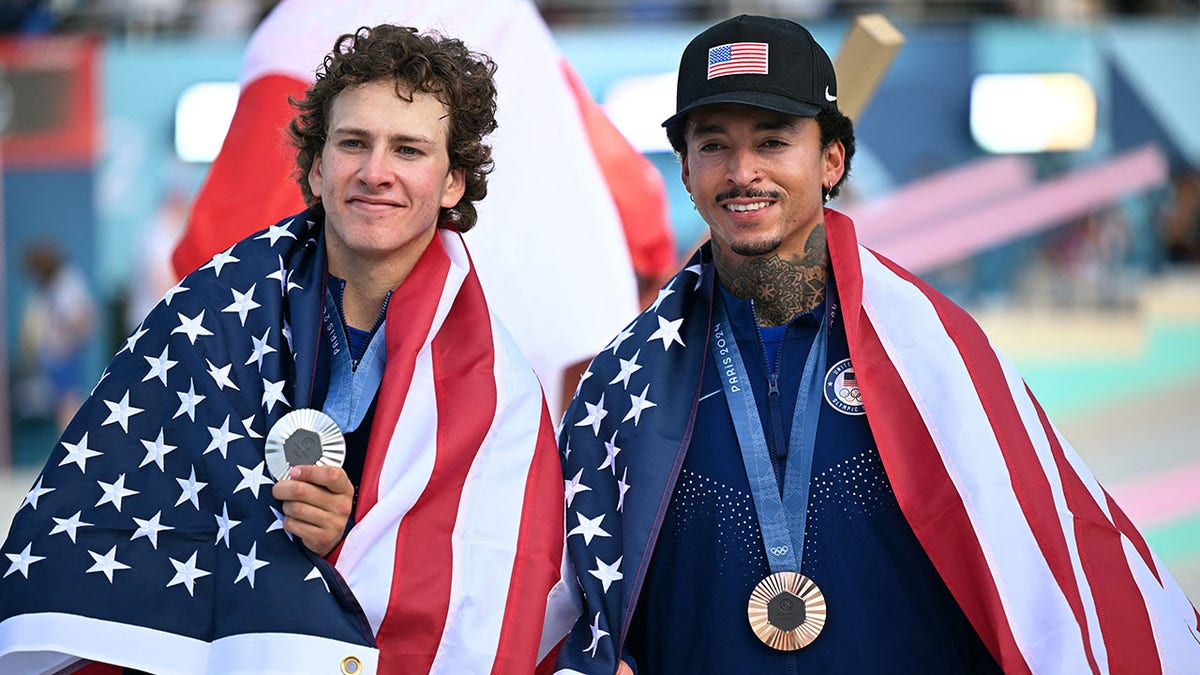 Nyjah Huston e Jagger Eaton com suas medalhas