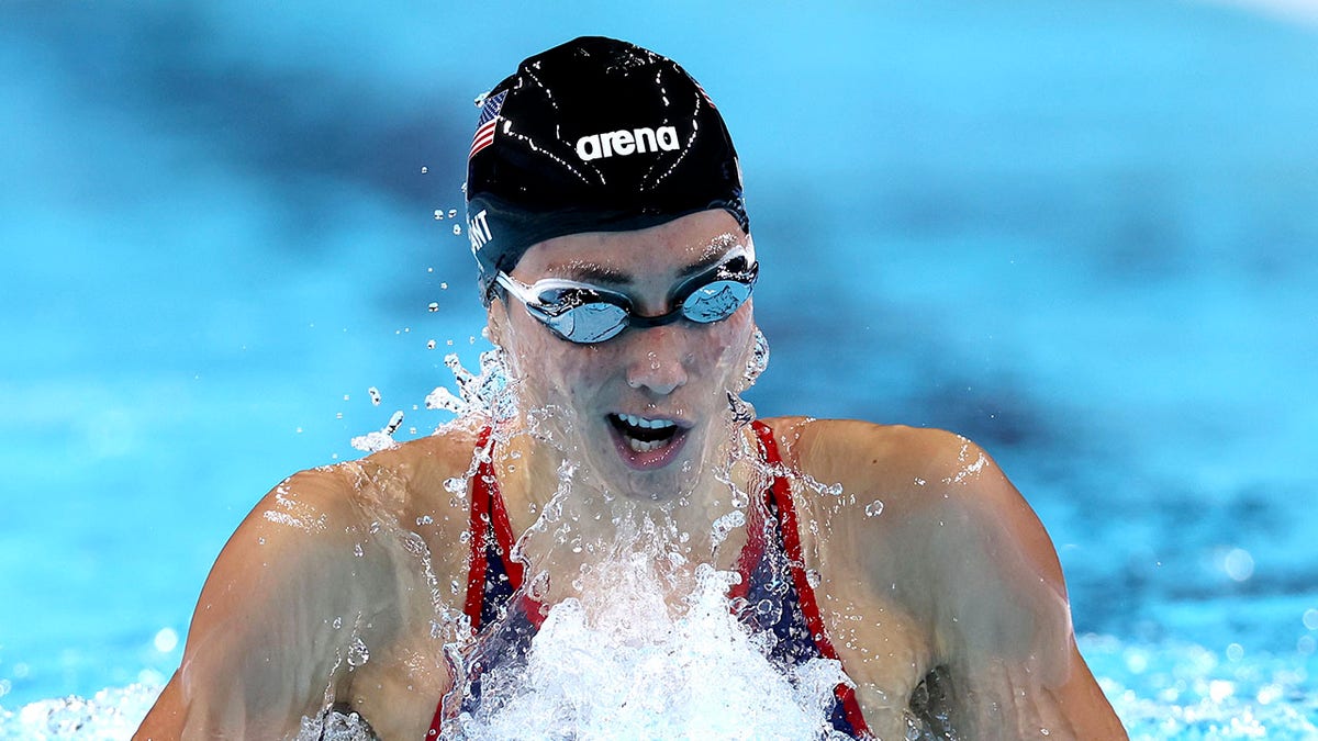 Emma Weyant en la piscina