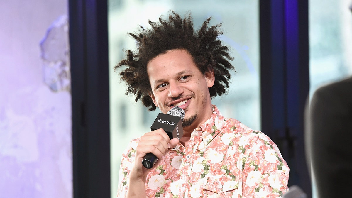 Primer plano de Eric Andre sujetando un micrófono