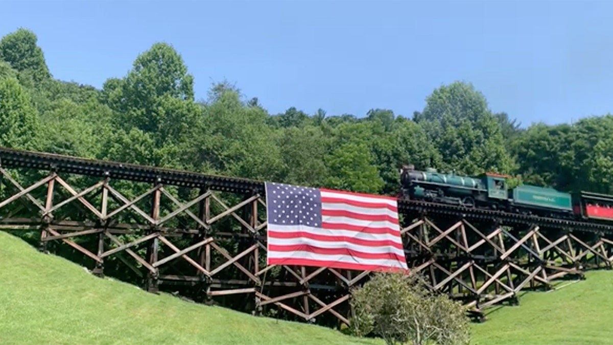 Most kolejowy Tweetsie z powiewającą amerykańską flagą