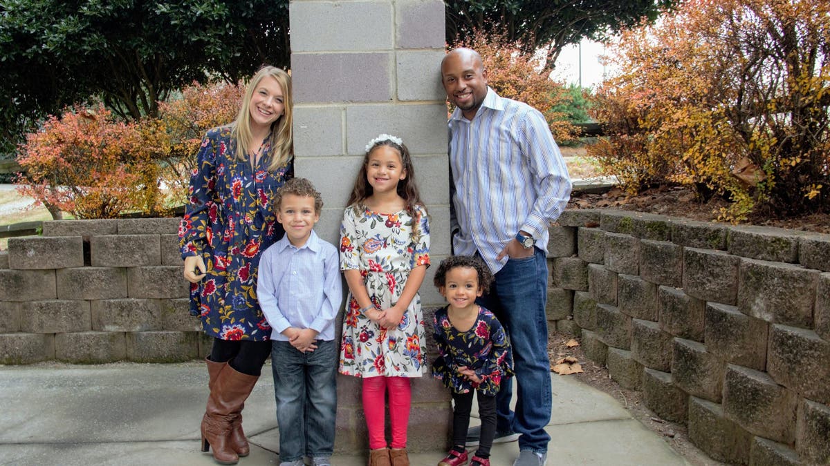 Tiffany Johnson con su esposo y sus hijos.
