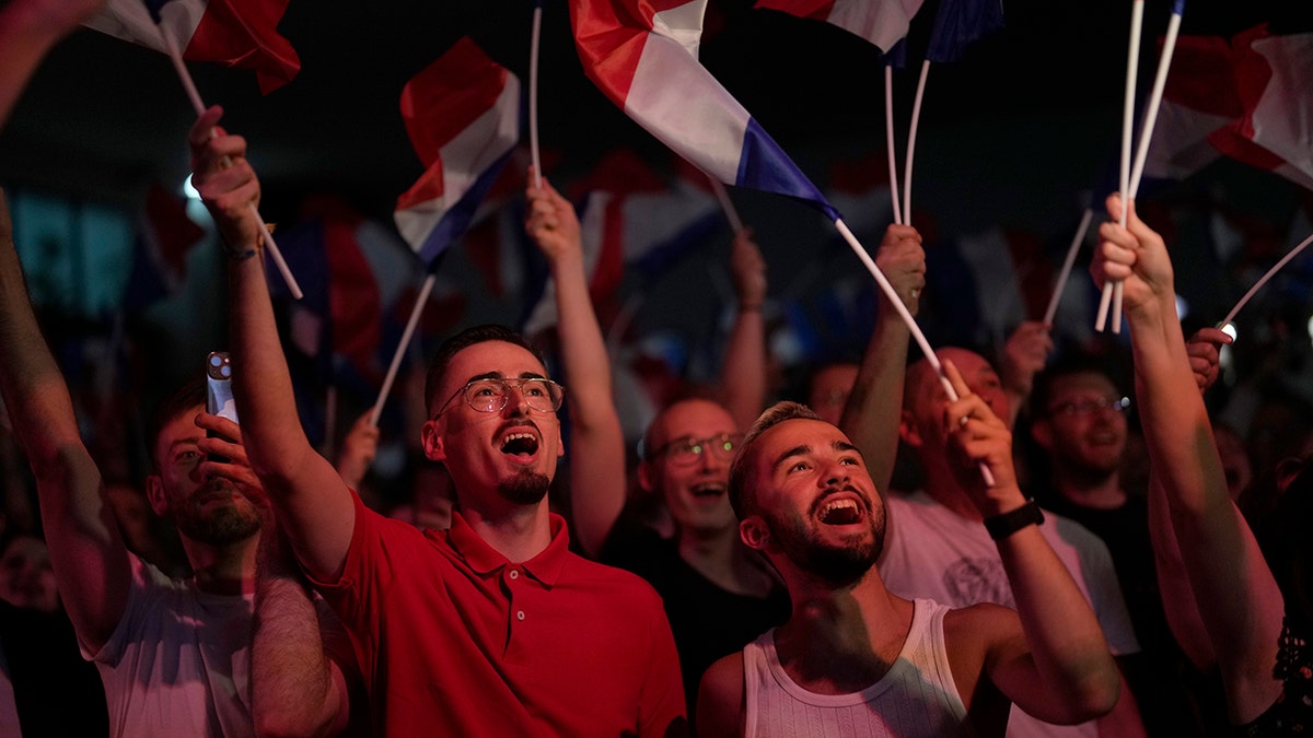 Los votantes franceses reaccionan a los resultados.