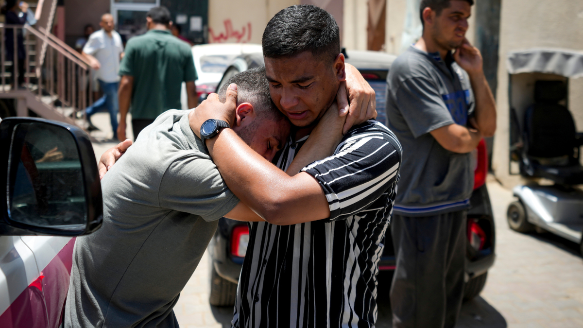 Palestinians mourn relatives