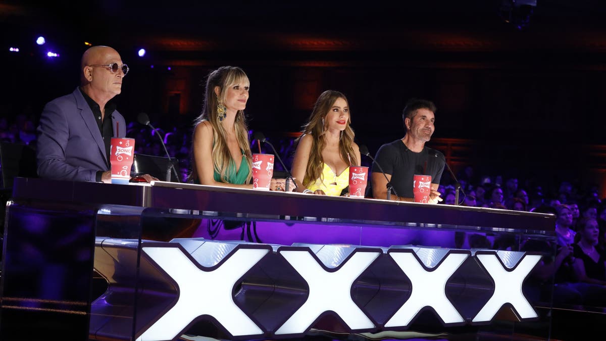 'AGT' judge Heidi Klum complains about Howie Mandel and Simon Cowell