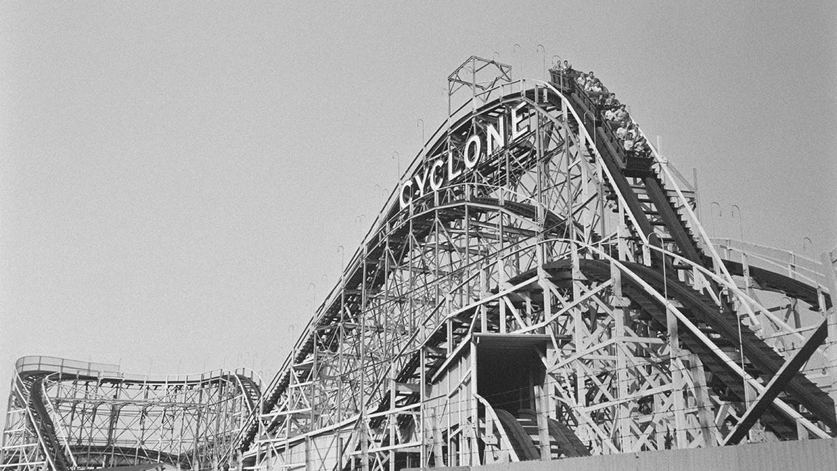 Coney Island Cyclone, drewniana kolejka górska w Luna Parku na Coney Island w Nowym Jorku, około 1952 roku.