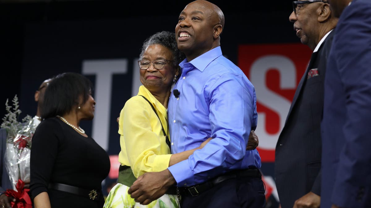 El senador Scott abraza a su madre