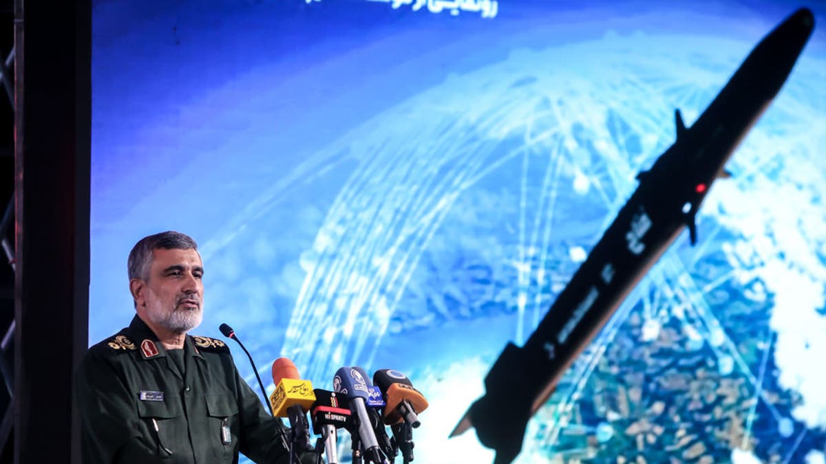 O comandante da Força Aeroespacial do Corpo da Guarda Revolucionária Islâmica, Amir Ali Hajizadeh, faz um discurso enquanto o Irã apresenta seu primeiro míssil balístico hipersônico "Fatah" (Conquistador) em um evento em Teerã, Irã, em 6 de junho de 2023.