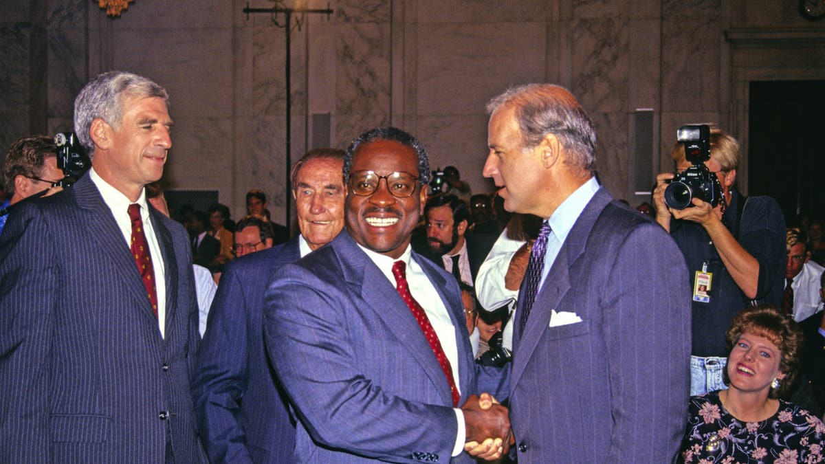 Clarence Thomas estrecha la mano del entonces Presidente del Comité Judicial del Senado, Joseph Biden, D-Del.