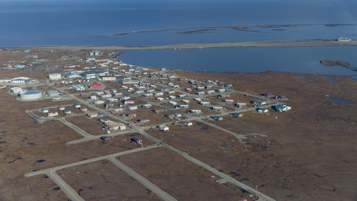 Vista aérea de Barter Island, Kaktovik, AK, donde se encuentra una base