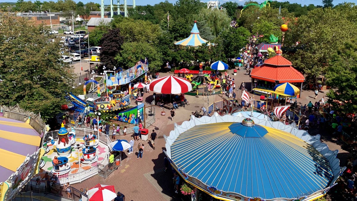 Vista de las atracciones del parque de atracciones de Long Island