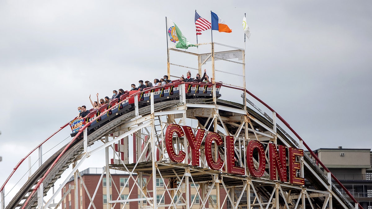 Gente montando en el Ciclón en Coney Island.