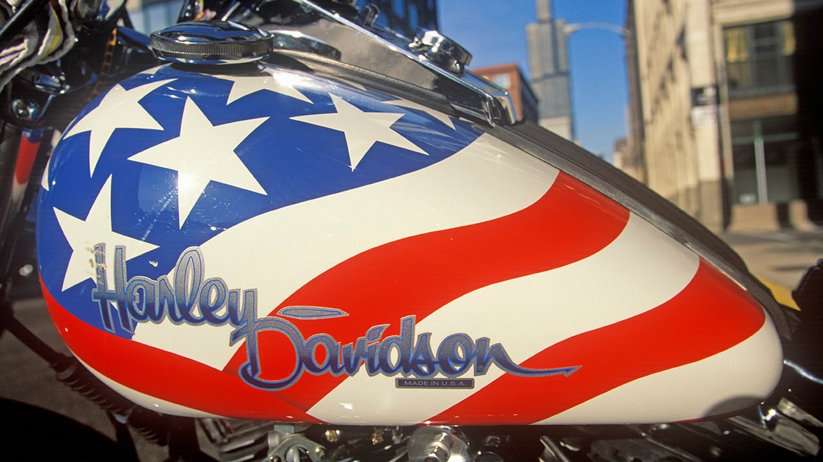 Tanque Harley-Davidson con bandera estadounidense