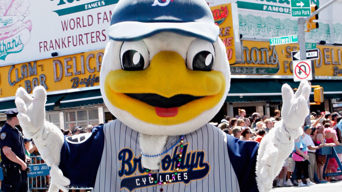 Sandy la Gaviota, mascota de los Ciclones de Brooklyn.