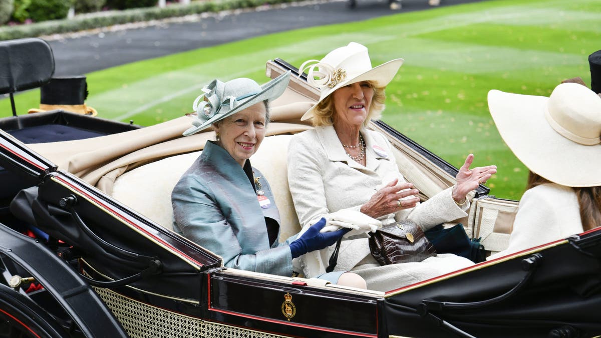 annabel elliott and queen camilla in carriage