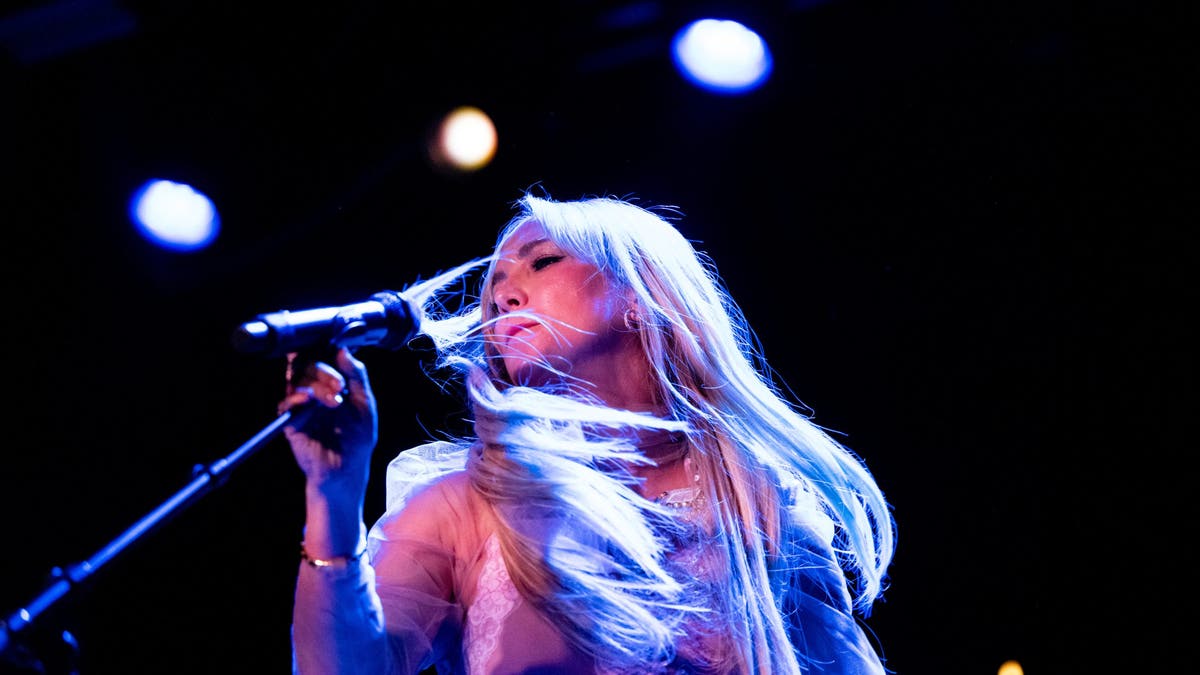 A photo of Kate Hudson in concert