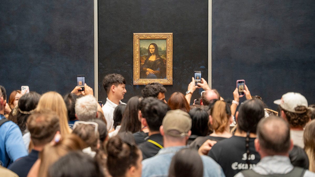 Crowd around Mona Lisa.