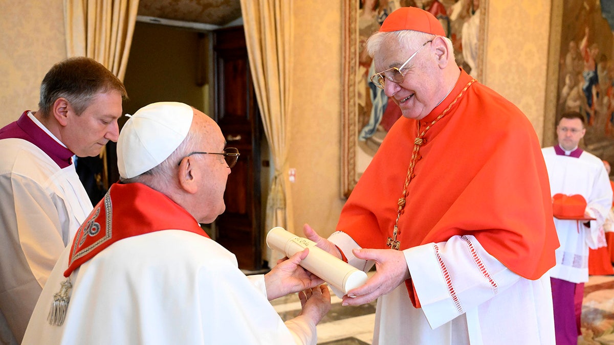 Paus Fransiskus dan Kardinal Marcelo Semeraro